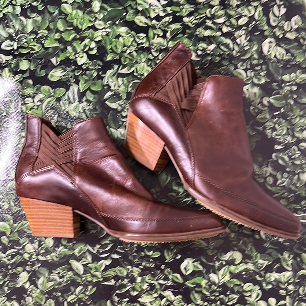Kelsi Dagger Brown Ankle Boots with Western Flair Size 10 - Picture 9 of 9